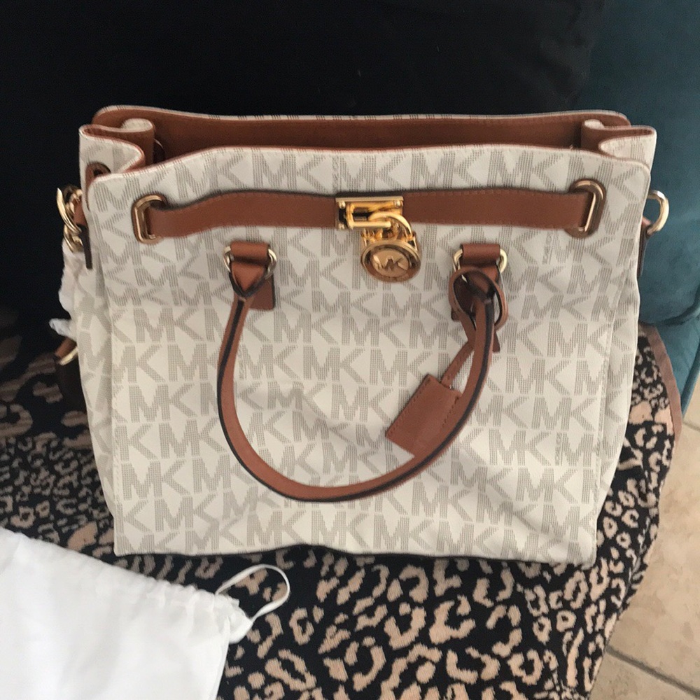 Authentic Michael Kors purse never used.